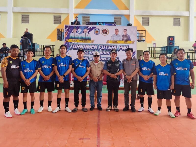 Rumiadi bersama Wakil Bupati Murung Raya Rahmanto foto bersama pemain dari PWI Bartim