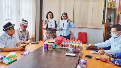 Calon Rektor saat menunjukan nomor urut setelah pencabutan di Sekretariat Panitia Pemilihan Rektor UPR