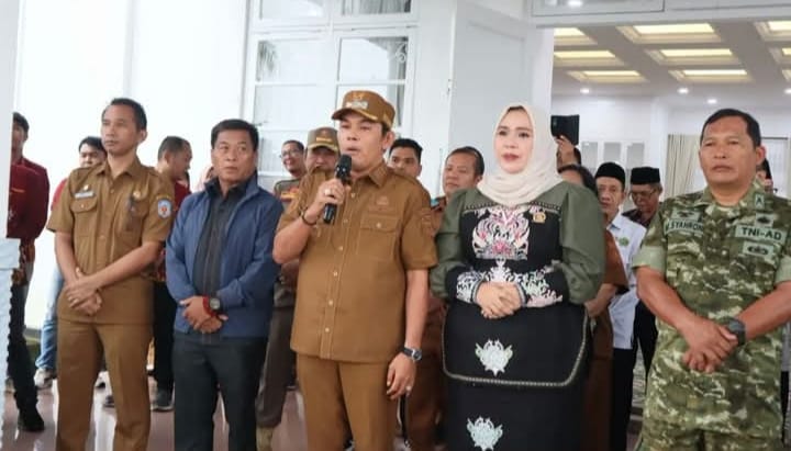 Dina Maulidah bersama Wabub Murung Raya saat sambut Kapolres baru.