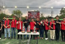 Anggota DPR RI, dari Fraksi PDI P, Sigit K Yunianto bersama Bonnie Triyana serta jajaran pengurus DPD dan DPC foto bersama para peserta Mini Soccer Kudatuli CUP 2026