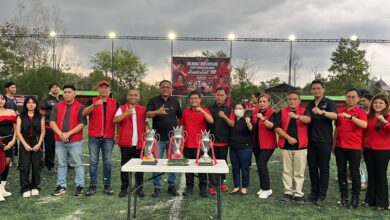 Anggota DPR RI, dari Fraksi PDI P, Sigit K Yunianto bersama Bonnie Triyana serta jajaran pengurus DPD dan DPC foto bersama para peserta Mini Soccer Kudatuli CUP 2026