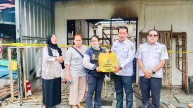 ‎Lurah Langkai, Muhamad Abidin bersama Dinas Sosial saat menyerahkan bantuan kepada warga terdampak musibah kebakaran Jalan R.A. Kartini