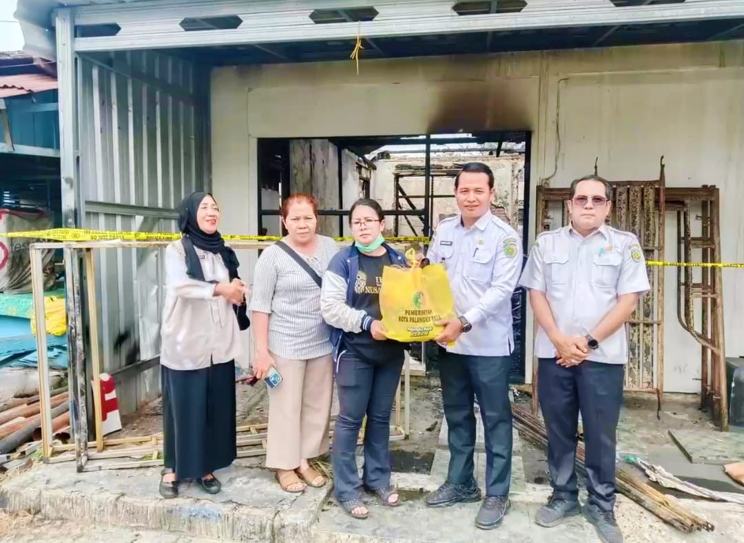 ‎Lurah Langkai, Muhamad Abidin bersama Dinas Sosial saat menyerahkan bantuan kepada warga terdampak musibah kebakaran Jalan R.A. Kartini
