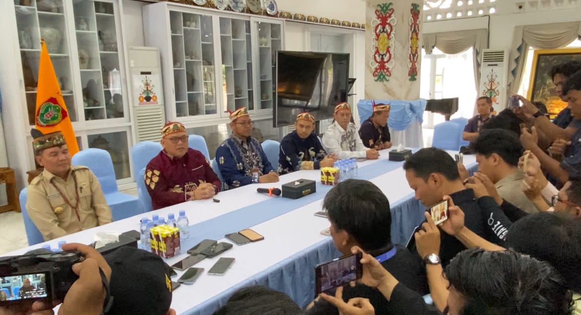 Gubernur Kalteng, H. Agustiar Sabran saat melaksanakan audensi bersama PT PLN (Persero) Unit Induk Distribusi (UID) Kalselteng terkait pemadaman listrik bergilir