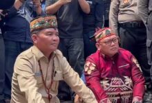 Gubernur Kalteng, H. Agustiar Sabran saat menemui massa GPG dan Peternak bersama pihak PLN UID Kalselteng