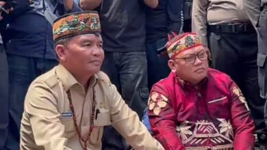 Gubernur Kalteng, H. Agustiar Sabran saat menemui massa GPG dan Peternak bersama pihak PLN UID Kalselteng