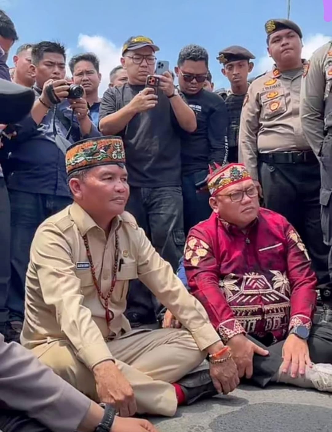 Gubernur Kalteng, H. Agustiar Sabran saat menemui massa GPG dan Peternak bersama pihak PLN UID Kalselteng