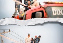 ‎Gubernur Kalteng, H. Agustiar Sabran turut membantu petugas memadamkan api karhutla