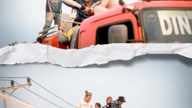 ‎Gubernur Kalteng, H. Agustiar Sabran turut membantu petugas memadamkan api karhutla