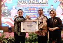 Wakil Gubernur Kalteng, H. Edy Pratowo foto bersama Dansatbrimob disertai pemberian cinderamata dalam acara Kenal Pamit