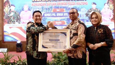 Wakil Gubernur Kalteng, H. Edy Pratowo foto bersama Dansatbrimob disertai pemberian cinderamata dalam acara Kenal Pamit