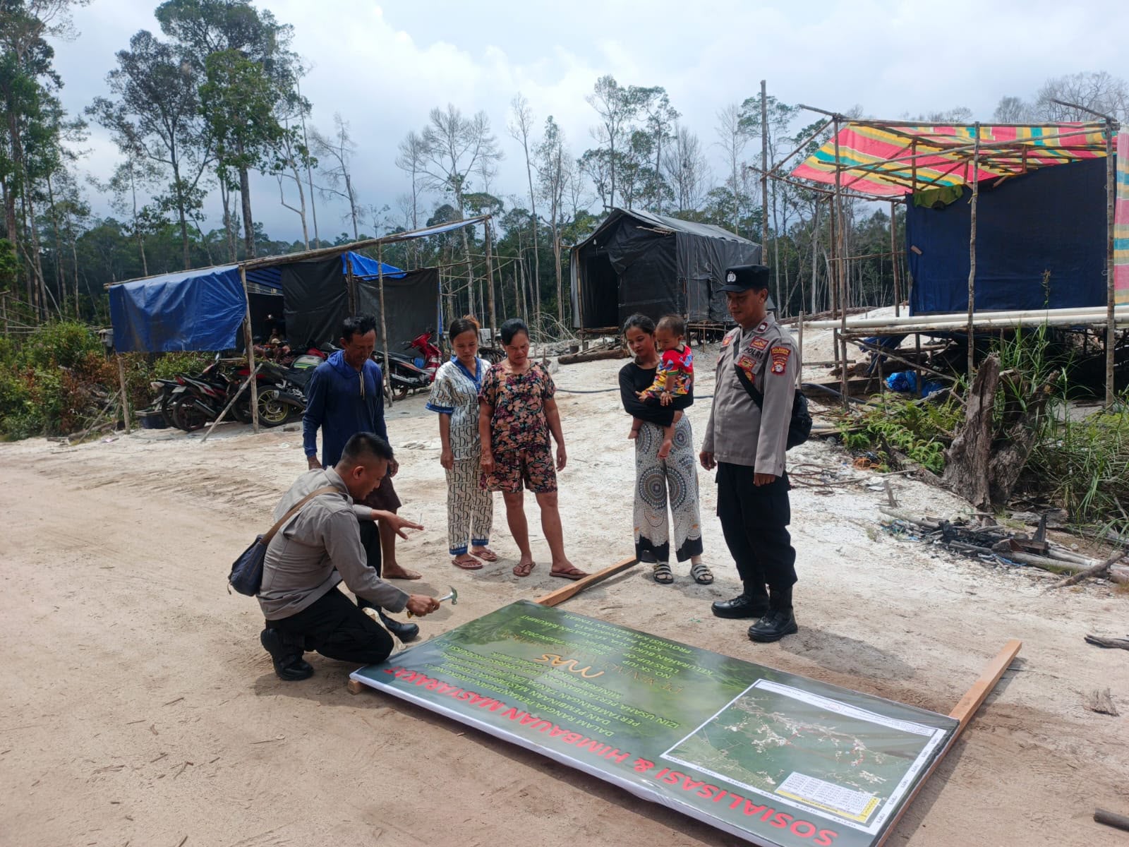 Pemasangan spanduk imbauan yang dilakukan Polsek Rakumpit
