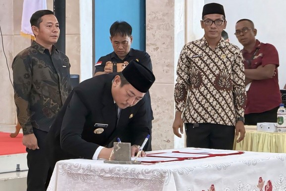Tingkatkan Kinerja Birokrasi, Bupati Sukamara Masduki Lantik Pejabat Baru Berdasarkan Kompetensi