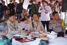 ‎Situasi kunjungan Menko Polkam RI Jenderal TNI (Purn.) Djamari Chaniago bersama Kepala BNPB, Letjen TNI Suharyanto ke Posko Siaga Darurat Karhutla di Kabupaten Pulang Pisau