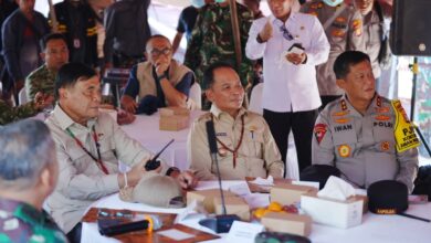 ‎Situasi kunjungan Menko Polkam RI Jenderal TNI (Purn.) Djamari Chaniago bersama Kepala BNPB, Letjen TNI Suharyanto ke Posko Siaga Darurat Karhutla di Kabupaten Pulang Pisau